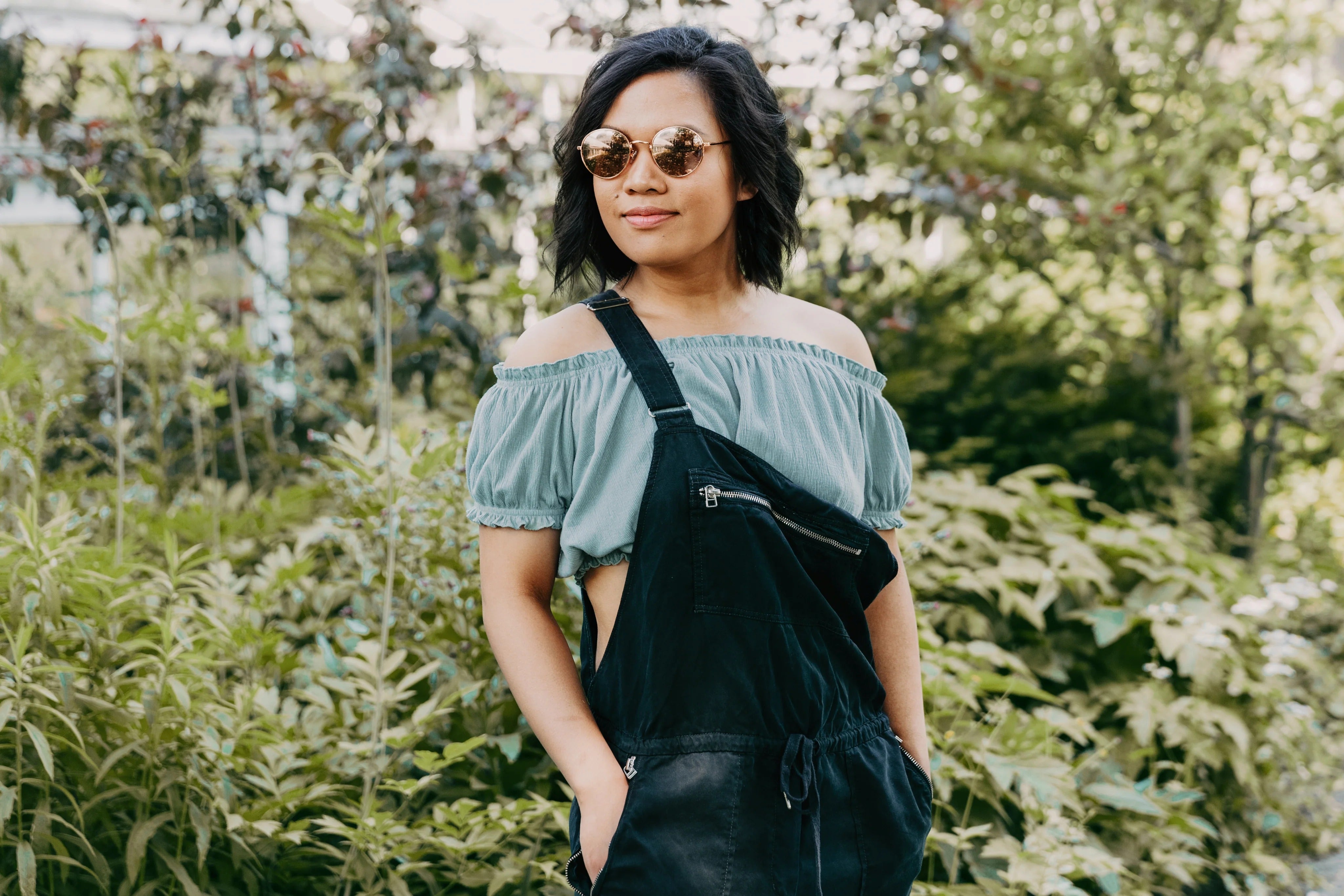 files/imgi_18_woman-in-fashionable-dungarees.jpg